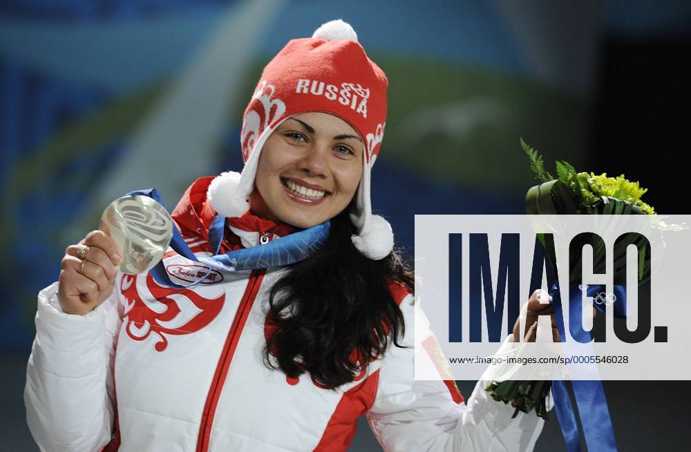 11, Russia s Ekaterina Ilyukhina celebrates winning the silvermedal during the medal ceremony for the womens snowboarding parallel giantslalom at the Vancouver 2010 Winter Olympics. Premiumd Aufmacher RE0C9435 o0 Siegerehrung Medaille Silber Objekte Freude