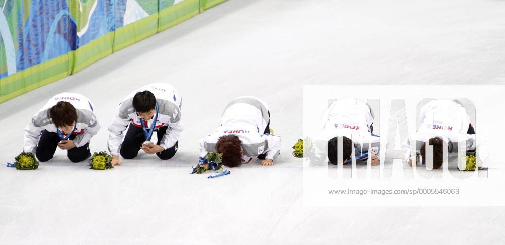 The Republic of Korea s speed skating team kisses the finish line after winning a silvermedal in the men s 5000 meter short track speed skating relay at the 2010 Winter Olympics in Vancouver, Canada on February 26, 2010. BKX2010022621 o0 Südkorea Jubel, Freude küssen Eis