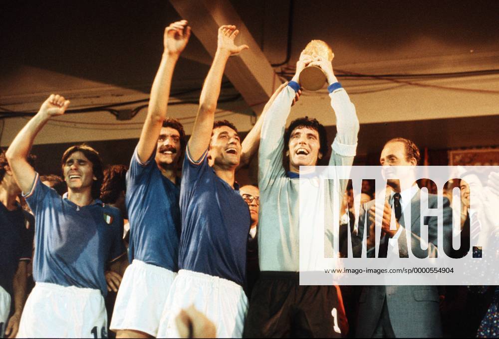 Siegerehrung - Torwart Dino Zoff präsentiert den Weltmeister-Pokal, daneben v. re.: Claudio Gentile, Giuseppe Bergomi und Bruno Conti, re. daneben König Juan Carlos von Spanien Fußball WM Herren Weltmeisterschaft 1982, Finale, Endspiel, Länderspiel, Nationalmannschaft, Nationalteam, Gruppe Estadio Santiago Bernabeu Madrid Glück, Freude, Begeisterung,