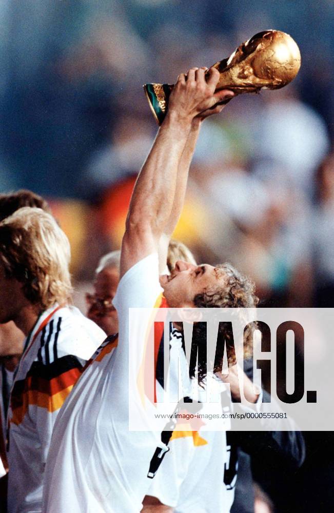 Siegerehrung - Rudi Völler (BR Deutschland) mit dem Weltmeister-Pokal Fußball WM Herren Weltmeisterschaft 1990, Finale, Endspiel, Länderspiel, Nationalmannschaft, Nationalteam, Einzelbild Stadio Olimpico, Olympiastadion Rom Glück, Freude, Begeisterung,