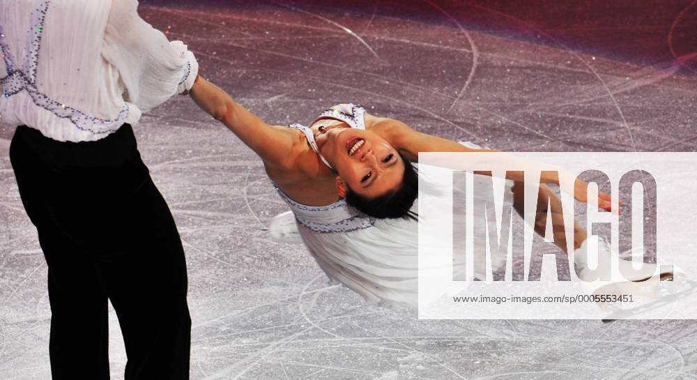 China s Pang Qing (R) Tong Jian perform during the figure skating exhibition gala at the 2010 Winter Olympic Games in the Pacific Coliseum, Vancouver, Canada, Feb. 27, 2010. o0 Paar Paarlauf