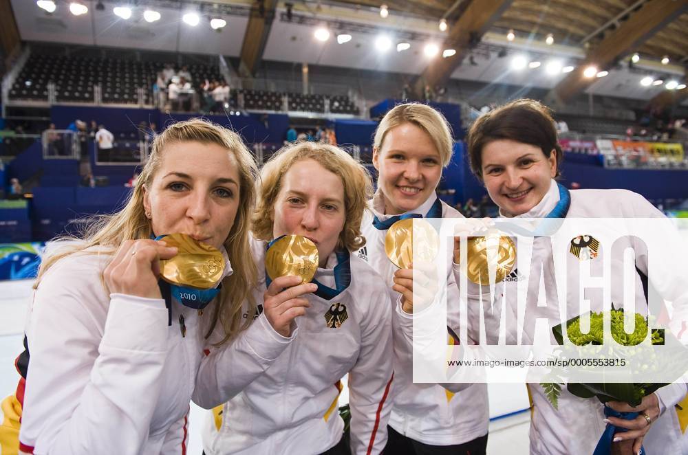 Das deutsche Team mit von links Anni FRIESINGER-POSTMA, Katrin MATTSCHERODT, Stephanie BECKERT und Daniela ANSCHUETZ-THOMS, 1. Platz, Olympiasieger, Gewinner der Goldmedaille, winner, Sieger, jubeln, praesentieren ihre Medaillen, Eisschnelllaufen Speed Skating Mannschaftswettbewerb der Frauen Damen Ladies Team Pursuit, am 27.02.2010 XXI. Olympische Winterspiele 2010, vom 12.02. - 28.02.2010 in Vancouver Kanada. o0 Sieg, Sieger, Olympiasieg, Olympiasieger, gold Medaille, Goldmedaille, Jubel, Freude,