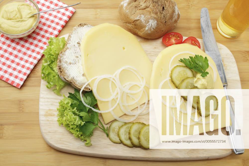 Kölner Spezialität Halver Hahn, Roggenbrötchen mit mittelaltem Gouda Käse, Gewürzgurke, Senf und Zwiebelscheiben iblren01962494