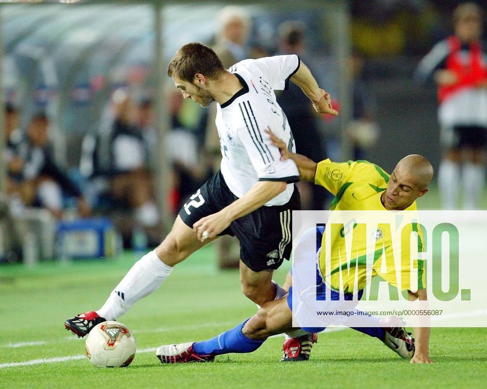 Torsten Frings (Deutschland, li.) gegen Roberto Carlos (Brasilien) Fußball WM Herren Weltmeisterschaft 2002, Länderspiel Finale, Endspiel, Nationalmannschaft, Nationalteam Gruppe International Stadium Yokohama Dynamik, Kampf,