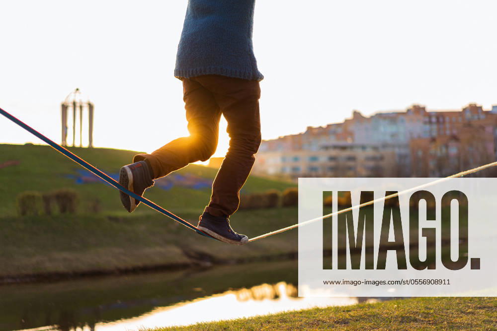 IMAGO Creative: Sommer, Sommertage im Stadtpark Young man balancing on slackline. Minsk, Minsk Region, Belarus R_YUKI240610-1448958-01 ,model released, Symbolfoto
