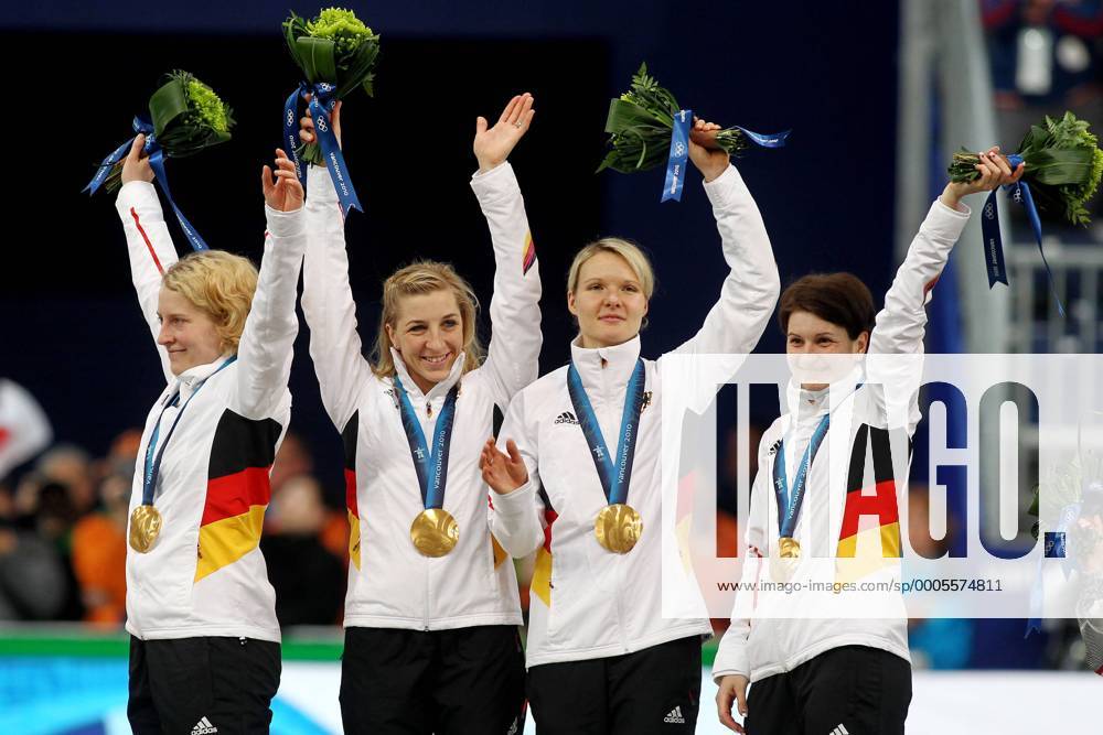 Olympic Winter Games Vancouver 2010 - Olympische Winter Spiele Vancouver 2010, Speed Skating (Ladies Team Pursuit), Team of Germany (GER) - (R-L) Daniela ANSCHUTZ THOMS, Stephanie BECKERT, Anni FRIESINGER-POSTMA, Katrin MATTSCHERODT ZWEIx Christiansx o0 Jubel Freude Sieg, Sieger, Olympiasieg, Olympiasieger, Gold