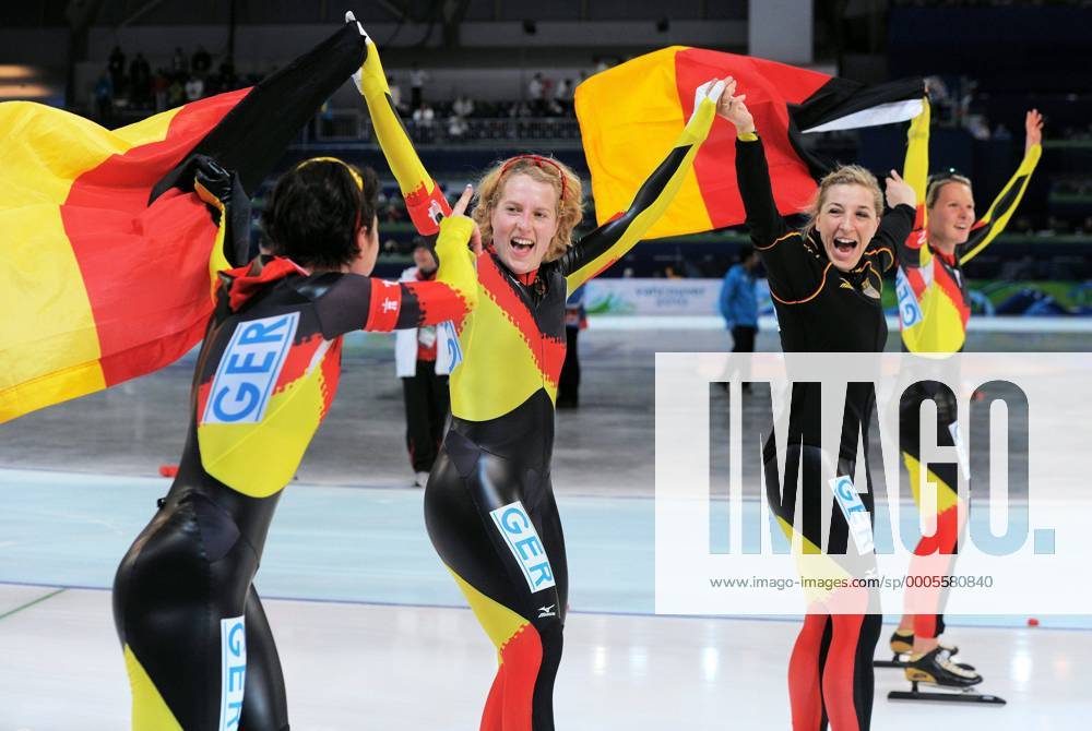 Olympische Spiele 2010 Richmond Olympic Oval Eisschnelllauf 3000 Meter Teamverfolgung Team-Lauf GER 1.Platz v.li. Daniela Anschütz Thoms, Katrin Mattscherodt, Anni Friesinger-Postma,Stephanie Beckert o0 Sieg Olympiasieg Jubel Freude Fahne, Nationalfahne