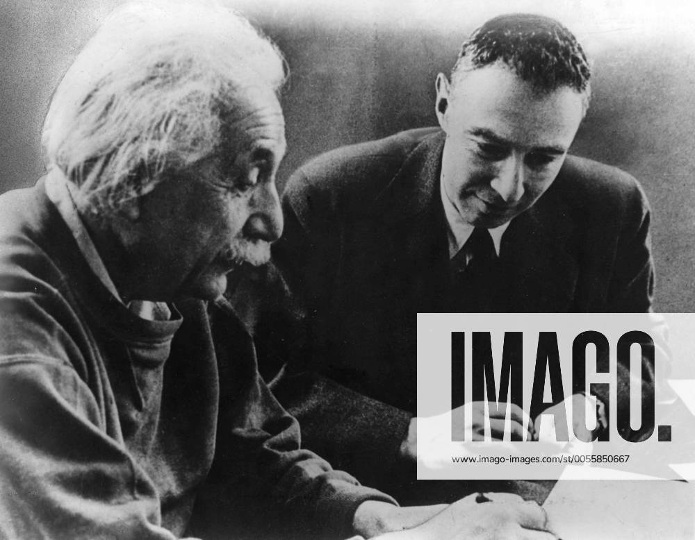 Albert Einstein (left) and J. Robert Oppenheimer (right). Mono Print - Aufnahmedatum geschätzt UnitedArchives0779198
