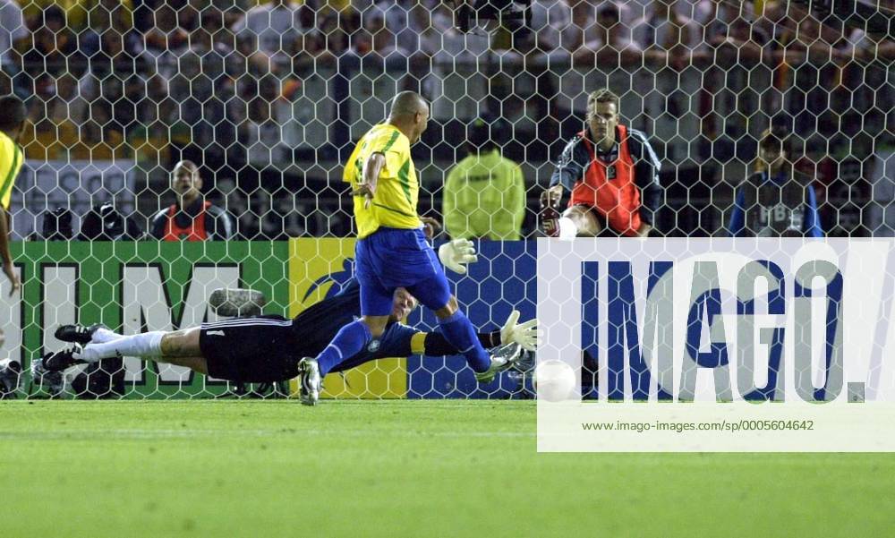 Ronaldo (front), Brazil, beats Oliver Kahn - GER - 2002 FIFA WORLD CUP 2002 06 30 Yokohama (391) (200207010514037) o0 Tor