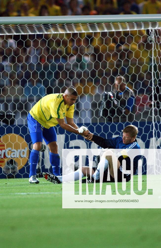 Ronaldo(left) Brazil, Oliver Kahn(right) Germany 2002 FIFA WORLD CUP FINAL BRAZIL 2-0 GERMANY 2002 06 30 (855) (2002070115230410) o00 Kameradschaft