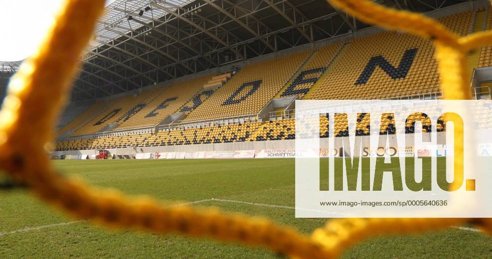 Fußball, Stadiongeschichte SG Dynamo Dresden Dresden, 11.03.2010, Fußball-Männer, 3. Liga. Rudolf-Harbig Stadion, Heimstätte der SG Dynamo Dresden. Innenraum. Blick durch das Tornetz auf die Westribüne. o0 Masche Netz gelb Maschen o00 Leere