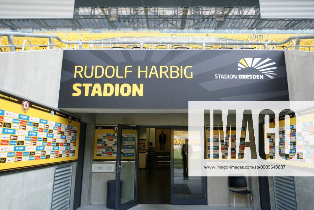 Fußball, Stadiongeschichte SG Dynamo Dresden Dresden, 11.03.2010, Fußball-Männer, 3. Liga. Rudolf-Harbig Stadion, Heimstätte der SG Dynamo Dresden. Innenraum. Zutritt zum Innenraumbereich. Spielertunnel. o0 Schlussjubel