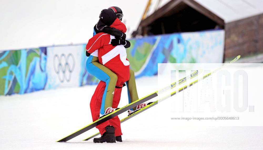 Olympische Spiele 2010 - Skispringen - Normalschanze - Simon Ammann (SUI, li.) ist Olympiasieger und feiert dies mit Teamkollegen Abndreas Küttel o0 Freude Jubel Sieg, Olympiasieg o00 kurios Aufmacher
