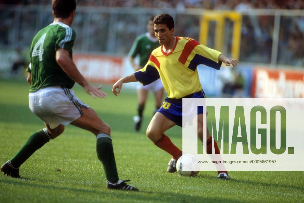 Gheorghe Hagi (Rumänien, re.) gegen Mick McCarthy (Irland) - DEUTSCHSPRACHIGE SPORTZEITSCHRIFTEN UND -ZEITUNGEN NUR NACH RÜCKSPRACHE Fußball WM Herren WM 1990, Länderspiel, Nationalteam, Nationaltrikot, Irland - Rumänien 5:4 n.E. Gruppe Genua