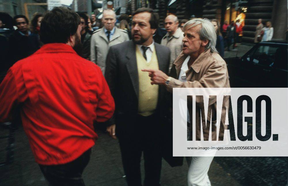 Klaus Kinski (re., Schauspieler) 10 85 vZ Mann TV Fernsehen Schauspiel Film Kino grauhaarig leger Jacke Hemd stehend draußen Menschen Fußgängerzone Geschäft Straße Haus Gebäude Streit Schlägerei halb quer Gespräch Farbnegativ Internegativ von Bild Nummer 372167