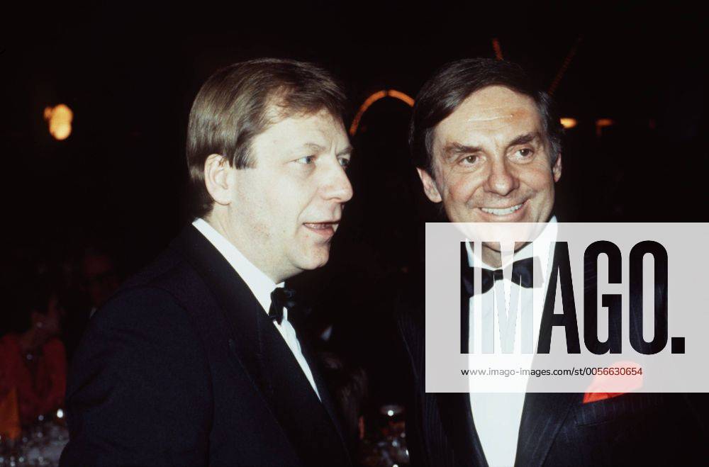 Eberhard Diepgen, 80. Geburtstag am 12. November Harald Juhnke (re.) und Eberhard Diepgen 02 85 rag Mann Schauspieler Schauspiel TV Fernsehen Film Entertainer Entertainment dunkelhaarig kurzhaarig seriös Jackett Smoking schwarz Hemd weiss Fliege stehend Saal Halle dunkel halb quer Gespräch Eberhard Diepgen = CDU-Politiker