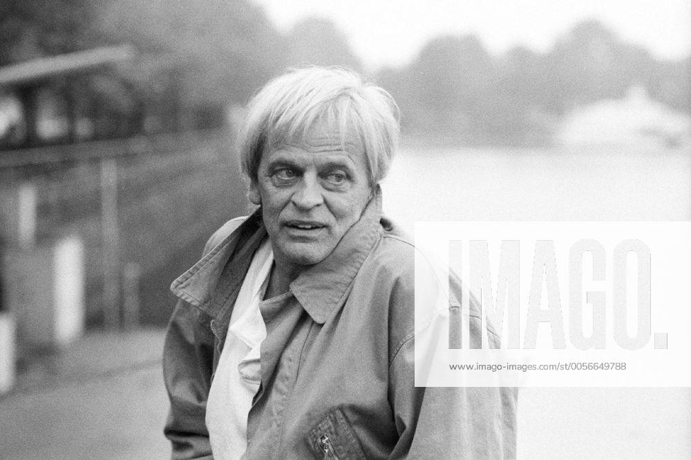 Klaus Kinski (Schauspieler) 10 85 vZ Klaus Kinski im Oktober 1985 in Hamburg Deutschland deutsch Deutscher Mann Schauspiel TV Fernsehen Film Kino Autor grauhaarig weisshaarig kurzhaarig leger Jacke Hemd quer Portrait halb stehend draußen neutral sw
