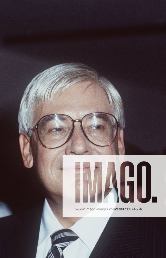 Christian Schwarz-Schilling (CDU-Politiker) 09 87 ru Mann Politik Politiker Partei CDU weißhaarig grauhaarig kurzhaarig kurze graue weiße Haare seriös Hemd Jackett Krawatte Brille lächelnd Portrait hoch