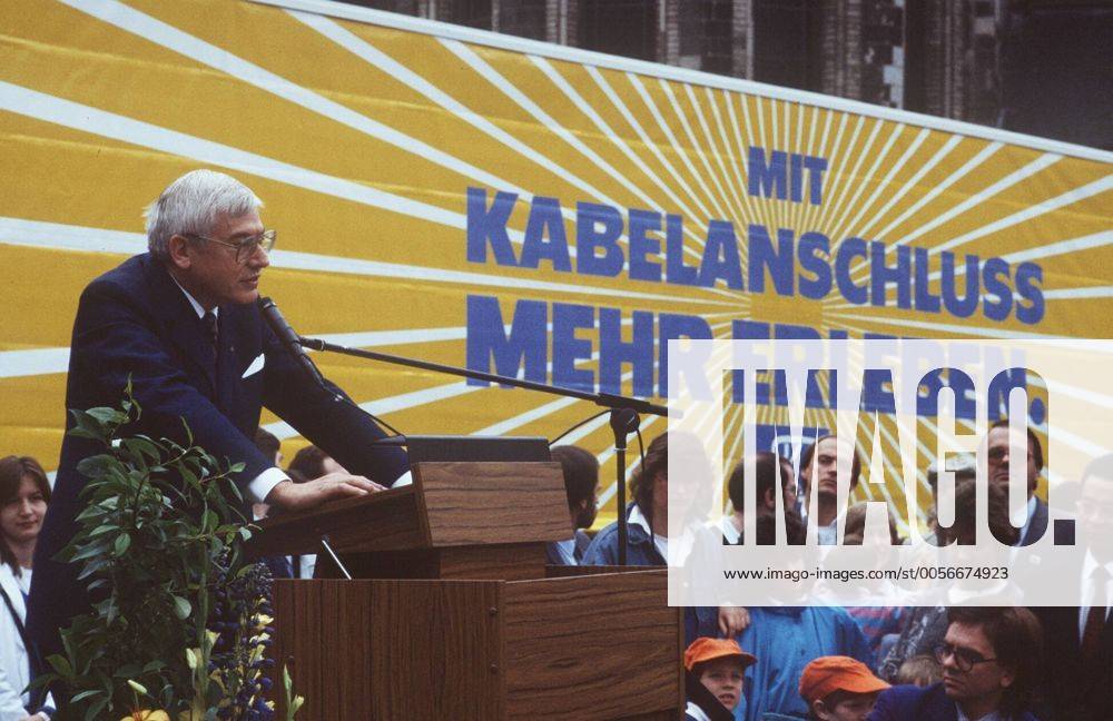 Christian Schwarz-Schilling (CDU-Politiker) 06 87 teu Mann Politik Politiker Partei CDU weißhaarig grauhaarig kurzhaarig kurze graue weiße Haare seriös Hemd Jackett Krawatte Brille stehend Rede haltend sprechend Mikrophon aufstützend Menschen Leute im Hintergrund Logo Schild Mit Kabelanschluss mehr erleben Podium halb quer