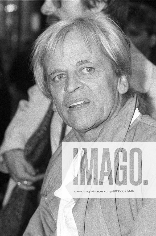Klaus Kinski (Schauspieler) 10 85 vZ Klaus Kinski im Oktober 1985 in Hamburg Deutschland deutsch Deutscher Mann Schauspiel TV Fernsehen Film Kino Autor grauhaarig weisshaarig kurzhaarig leger Jacke Hemd hoch Portrait neutral sw