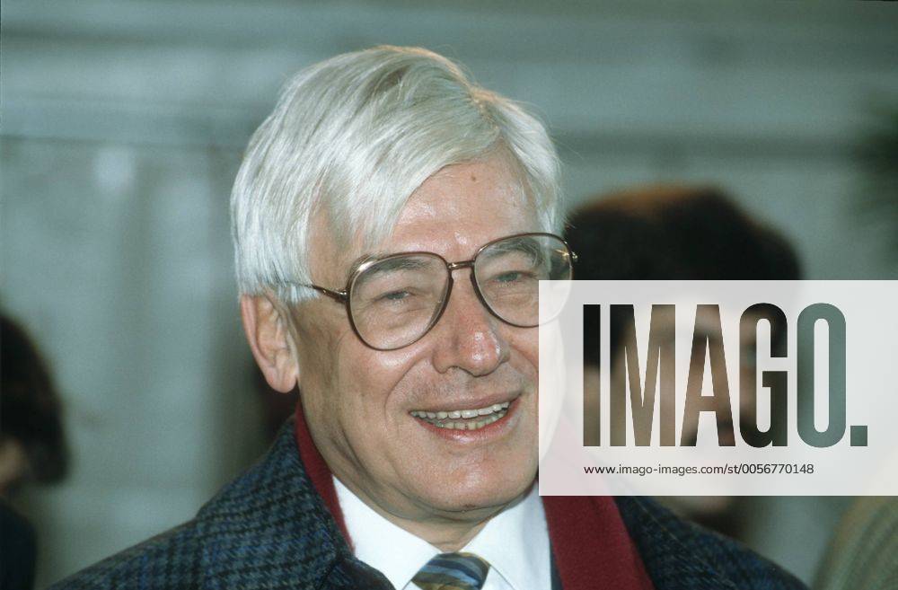 Dr. Christian Schwarz-Schilling 11 92 te Mann Politik CDU weißhaarig seriös Jacke Krawatte quer Portrait Brille sprechend