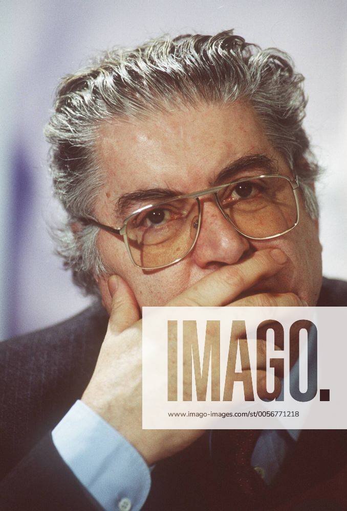 Moritz de Hadeln 02 93 te Mann Film Management grauhaarig Brille hoch Portrait Hand