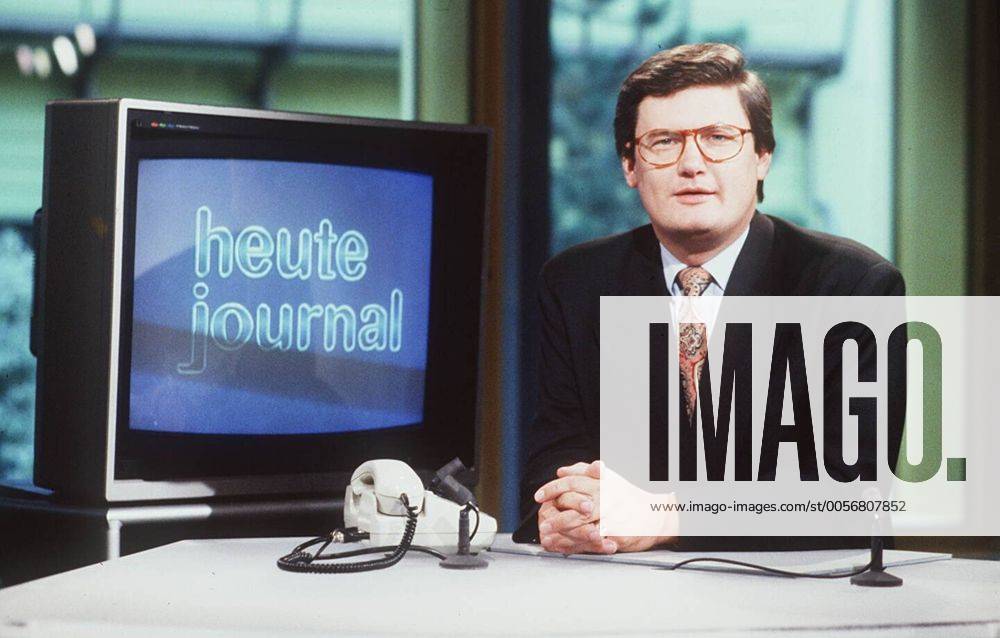 Sigmund Gottlieb 09 89 ru Mann Journalismus Moderation News Brille dunkelhaarig seriös Sakko Krawatte quer halb sitzend Studio Logo Telefon Hände neutral