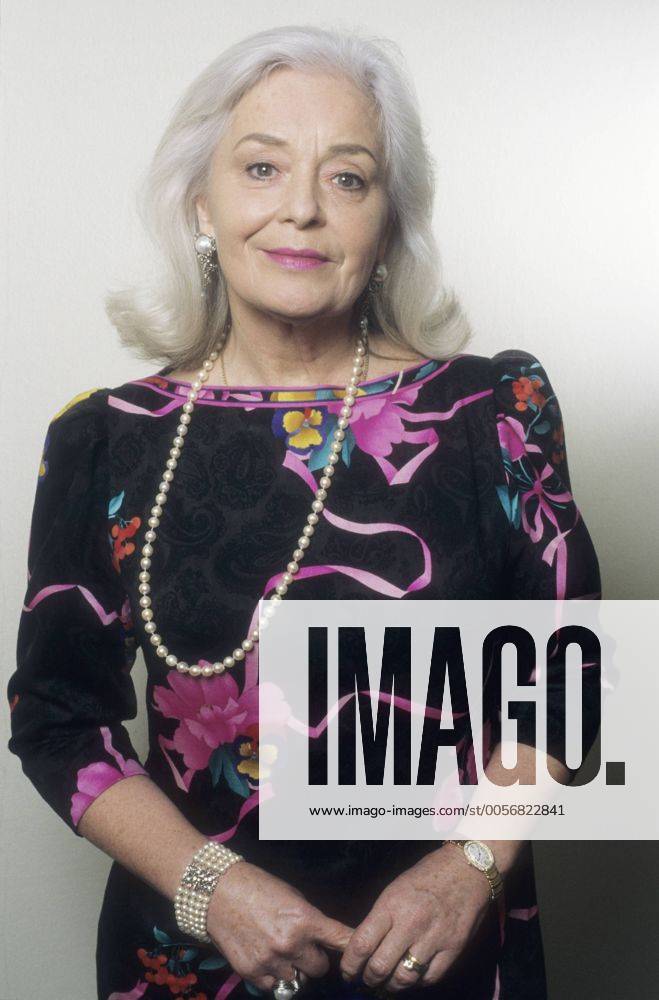 Dame Gwyneth Jones 03 96 kück Gesang Oper Frau grauhaarig seriös Kleid Schmuck Kette Ohrring hoch halb stehend neutral