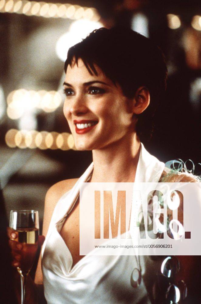 Es begann im September Winona Ryder 09 00 teu Filmproduktion Film Kino Szene Filmszene Spielszene Kinofilm Schauspiel Schauspieler Schauspielerin USA Amerika Regie von Joan Chen Frau kurzhaarig dunkelhaarig kurze dunkle Haare seriös festlich Kleid Abendkleid Dekollete stehend lächelnd Glas Wein Getränk haltend halb hoch