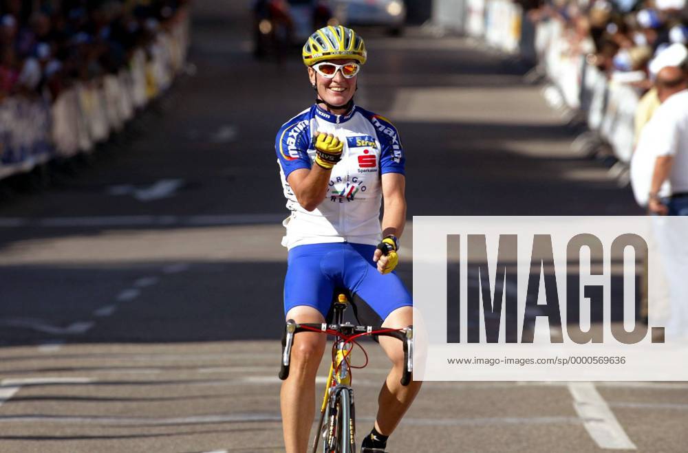 Petra Rossner (Deutschland TEAG Euregio) freut sich über ihren zweiten Platz Radsport LM Damen DM 2002, Straßenradsport, Frauen, Straße, Deutsche Straßenmeisterschaft, Straßenrennen, Radrennen Einzelbild Bühl Freude,