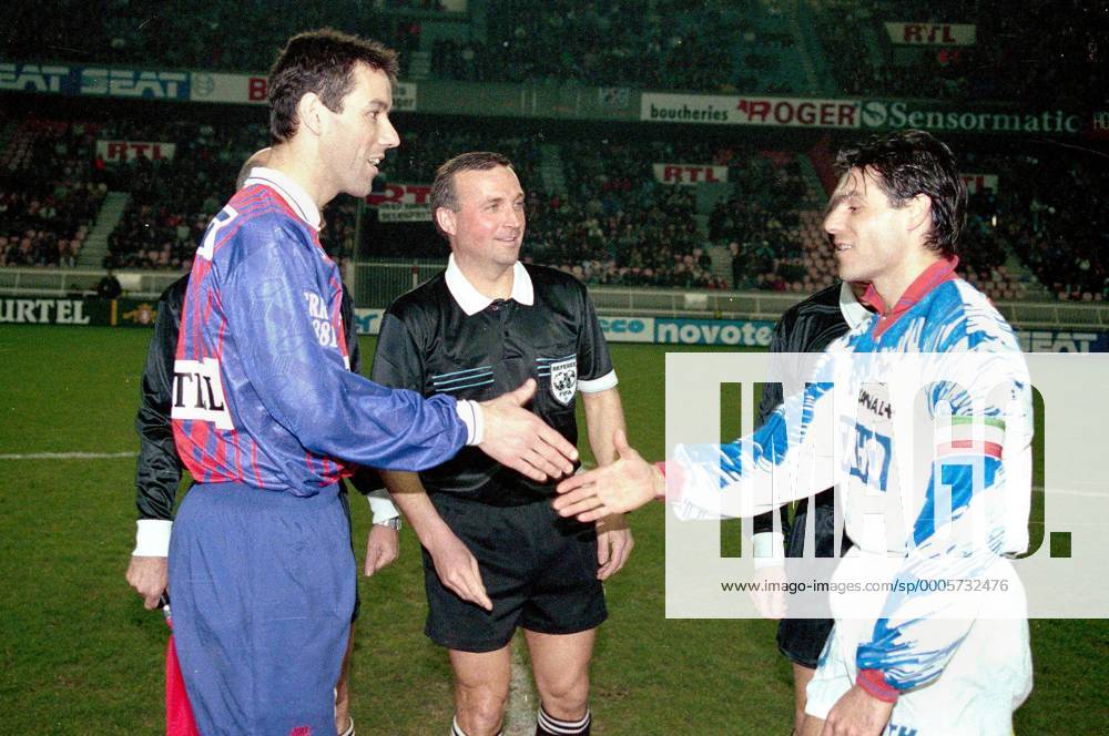 Die Kapitäne Paul Le Guen (PSG, li.) und Manuel Amoros (Lyon) begrüßen sich vor dem Spiel - FC Paris St. Germain vs Olympique Lyon - 12.03.1994 --- xFEP o0 Ligue 1 1993