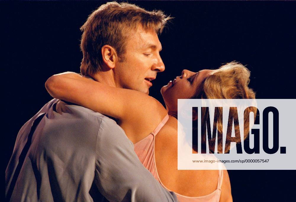 Das Britische Traumpaar Jayne Torvill und Christopher Dean (li.) bei einer ausdrucksvollen Umarmung während ihres Programms Eiskunstlauf Worldstars on Ice 1998, Gala, Schaulaufen, Eiskunstlaufen, Paarlauf, Paarlaufen, Paar, Paare Gruppe Berlin Harmonie, Anmut, Romantik,