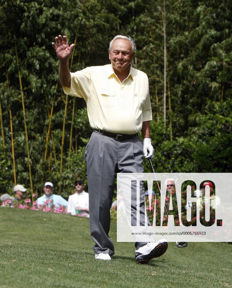 Arnold Palmer (USA) waves to patrons on No. 3 during Wednesday s Par Three Contest of the Masters at Augusta National Golf Club in Augusta, Georgia, on April 7, 2010. Melendezx ActionPlus11028826 o0 himself