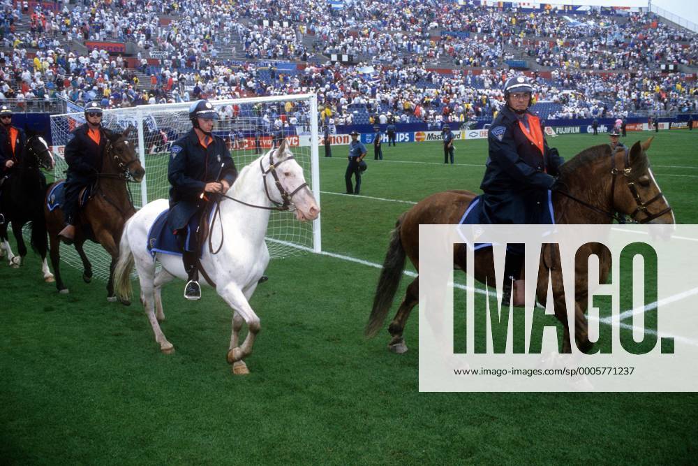 Berittene Polizisten sorgen in Boston während der WM 1994 für Sicherheit Fußball WM Herren WM 1994, Länderspiel, Nationalteam Gruppe Boston