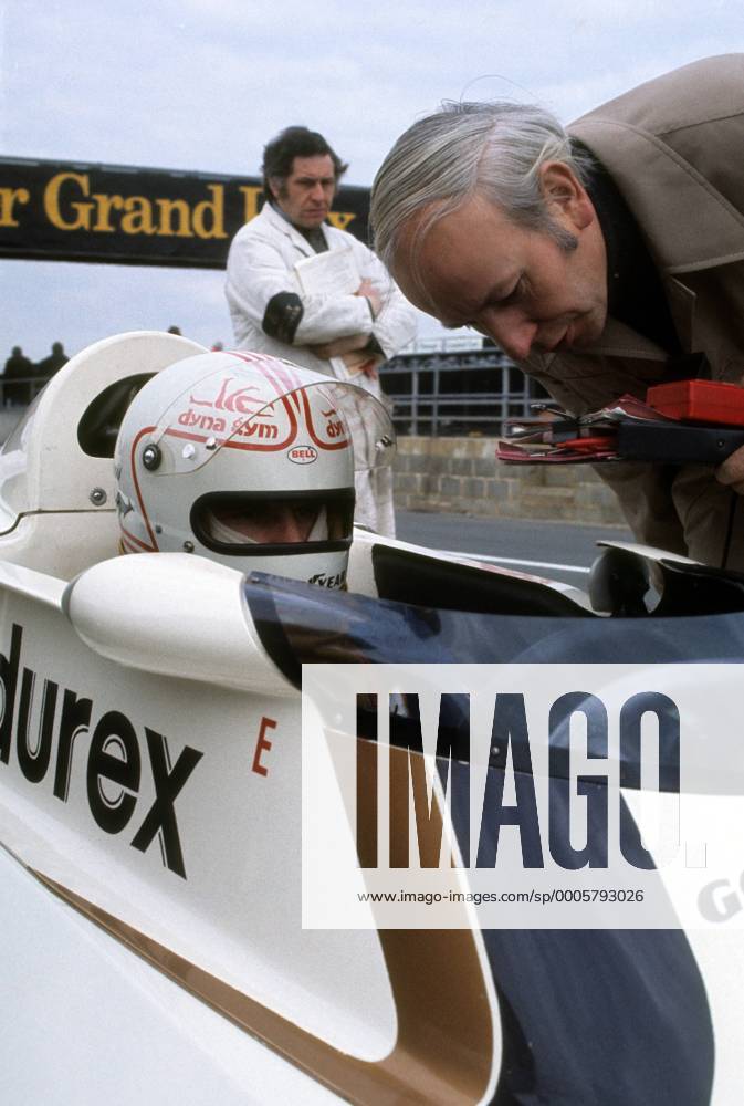 Race of Champions 1977 in Brands Hatch: Alan Jones (Australien Surtees Ford) im Cockpit seines Boliden im Gespräch mit seinem Teamchef John Surtees (England) - Motorsport Grand Prix Herren ROC 1977, Formel 1 WM, F1, F, GP, Race of Champions Gruppe Aufnahmedatum geschätzt Brands Hatch