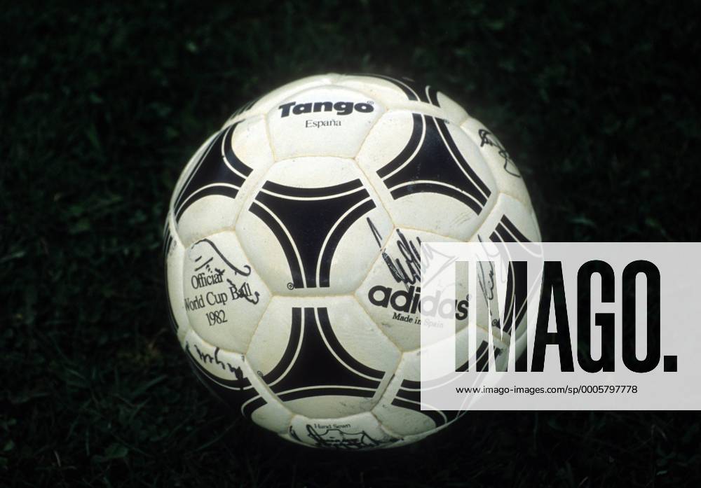 TANGO ESPANA Ball von adidas - offizieller Spielball der WM 1982 Fußball WM Herren Shooting 1990, Ball, Equipment Spielgerät, Sportgerät Einzelbild Aufnahmedatum geschätzt