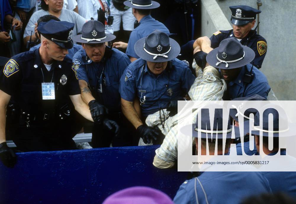 Polizisten nehmen in Boston während der WM 1994 einen Fan aus Nigeria fest Fußball WM Herren WM 1994, Länderspiel, Nationalteam Gruppe Boston