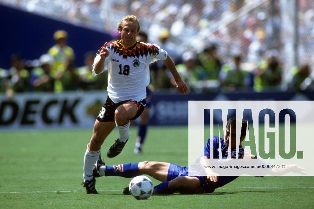 Jürgen Klinsmann (Deutschland, li.) gegen Choi Young Il (Südkorea) Fußball WM Herren WM 1994, Länderspiel, Nationalteam, Nationaltrikot, Deutschland - Südkorea 3:2, Korea Gruppe Dallas Dynamik, Kampf,