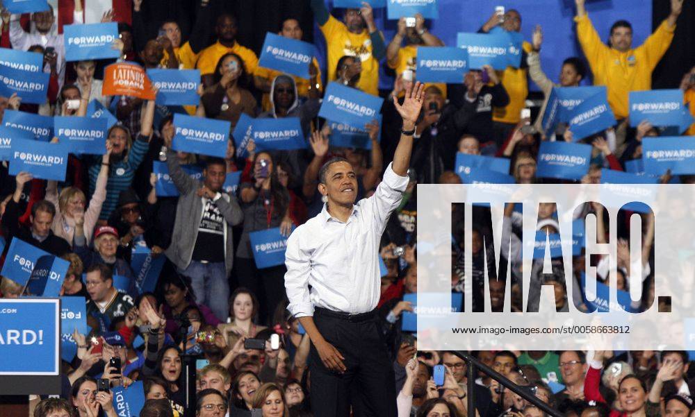U.S. President Barack Obama waves to supporters after a campaign stop on November 3, 2012 in Milwaukee, Wisconsin. MKE2012110316