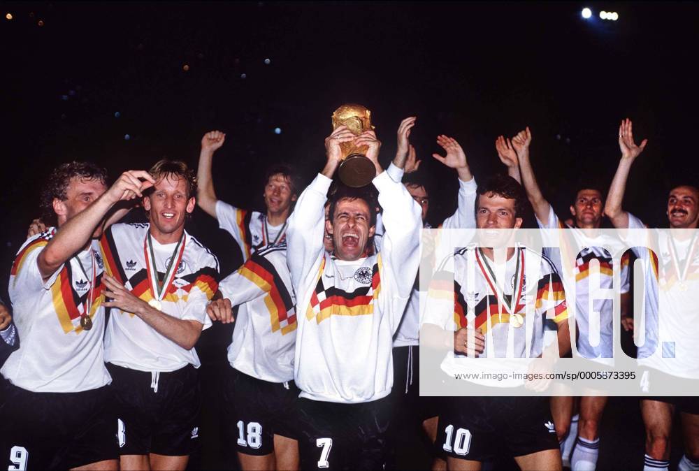 IMAGO Iconic Moments, Fußball Pierre Littbarski holds up the trophy (GER) Lothar Matthaeus (right), Rudi Voeller (left), Andreas Brehme (2nd left) Argentina v West Germany. World Cup Final 1990. Rome. 8 7 90. o0 Siegerehrung o0 BRD BR