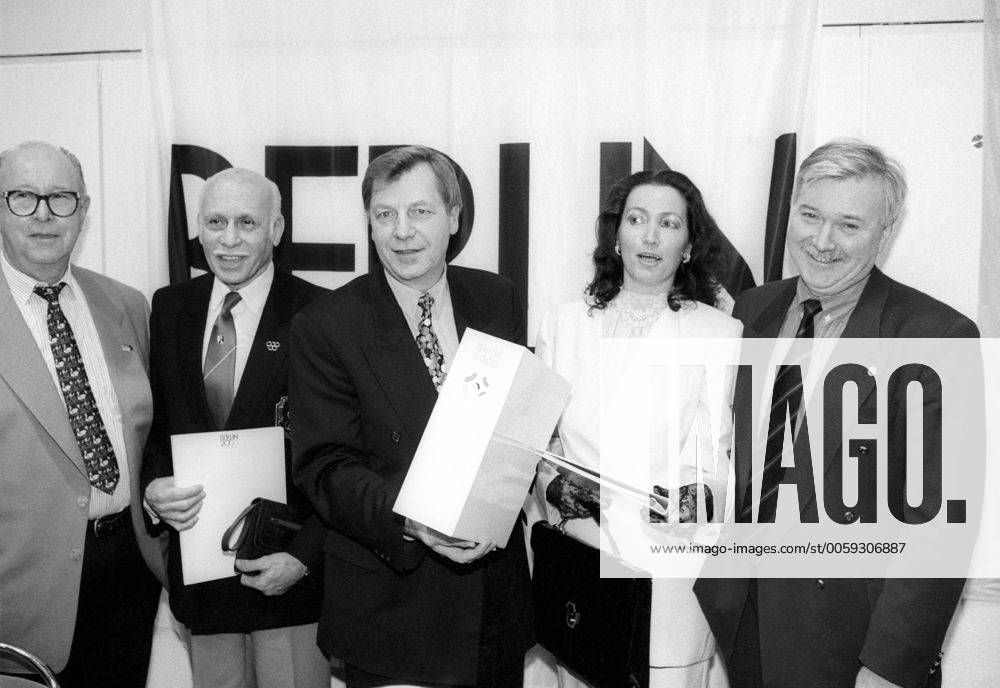 Präsentation der offiziellen Olympia-2000-Bewerbung in Berlin, v.l.n.r.: Willy Knecht, Stefan Flatow, Eberhard Diepgen (Deutschland SPD Regierender Bürgermeister Berlin), Stefanie Flatow, Axel Nawrocki