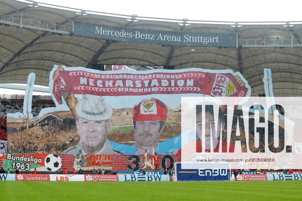 Fußball, Stadiongeschichte VfB Stuttgart Fussball Bundesliga BL 09 10 - 01.05.2010 - VfB Stuttgart . Letzte Fanchoreographie in der Cannstatter Kurve vor dem Abriss . o0 Choreographie Fan Zuschauer Totale Objekte Plakat Fanplakat Transparent Schriftzug Mercedes Benz