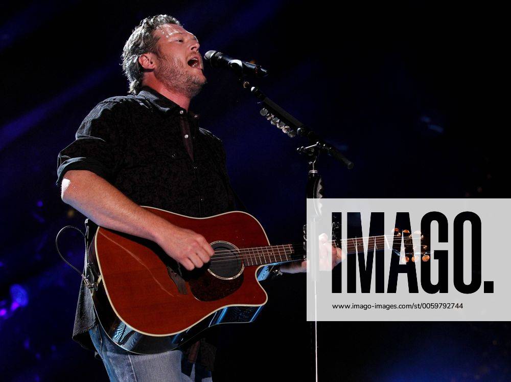 Blake Shelton performs with Sheryl Crow during the CMA Music Festival at LP Field in Nashville on June 7, 2013. CMA2013060744