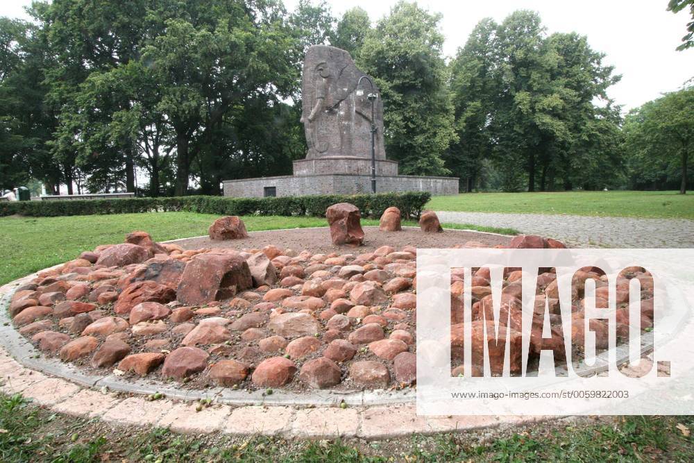 Das Bremer Herero-Mahnmal, das an die Opfer der deutschen Kolonialherrschaft im heutigen Namibia erinnern soll, wird am Dienstag (11.08.09 in der Deetjen-Anlage in der Nähe des Bremer Hauptbahnhofs eingeweiht (Foto vom 11.08.09). Rote Sandsteine vom südwestafrikanischen Waterberg stehen für die Herero und Nama, die 1904 und in den Folgejahren von deutschen Truppen getötet worden waren. (im Hintergrund das Bremer Antikolonialdenkmals , ein backsteinerner Elefant. Er wurde ursprünglich 1932 als Reichskolonialehrendenkmal errichtet und galt der Kolonialbewegung von da an als zentrales deutsches Kolonialdenkmal. Im Jahre 1989 wurde es zu einem Antikolonialdenkmal umgewidmet) Noch vor der offiziellen Einweihung ist ein Streit um das Mahnmal ausgebrochen. Ein Vertreter des Ovaherero-Genozidkomitees kritisierte im Gespräch mit der in der Hauptstadt Windhuk erscheinenden deutschsprachigen 323796