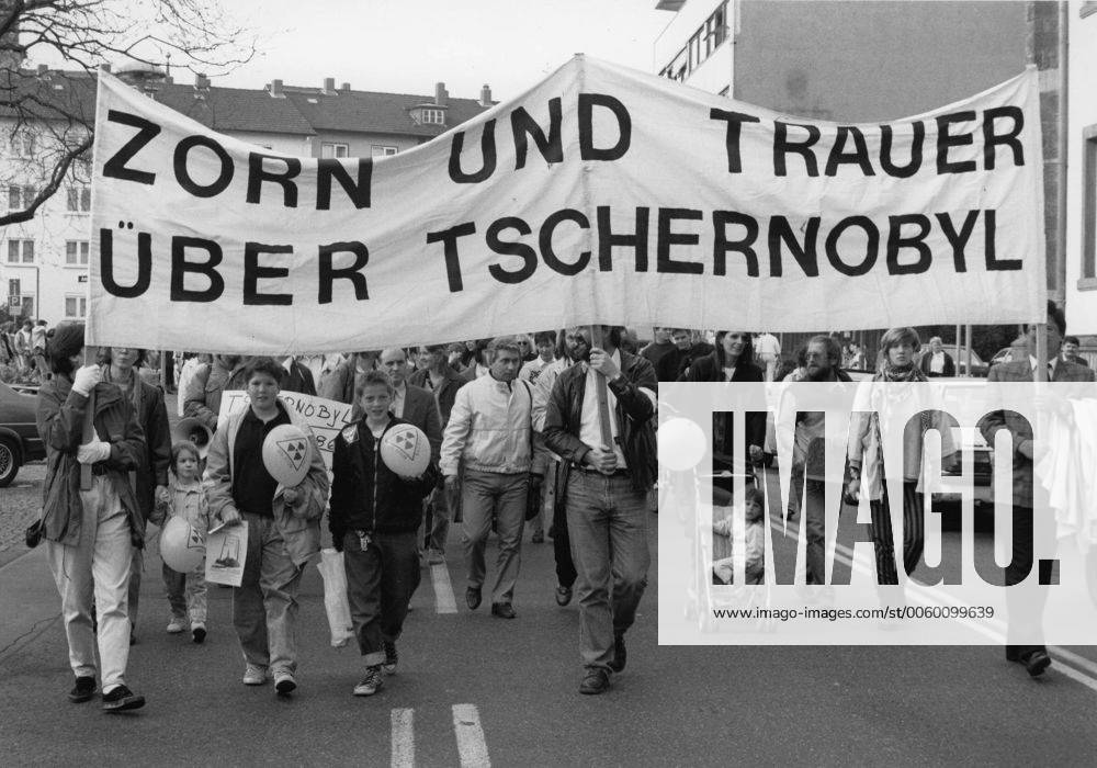 Mit einem Schweigemarsch durch die Hanauer Innenstadt gedachten am 26.04.1990 etwa 300 Menschen dem vierten Jahrestag der Reaktorkatastrophe von Tschernobyl. Die Teilnehmer forderten als Konsequenz aus dem Reaktorunfall die Stilllegung aller Atomanlagen. DER ABDRUCK DES EPD-FOTOS IST HONORARPFLICHTIG! Demonstration gegen Atomkraft - Jahrestag von Tschernobyl 366045