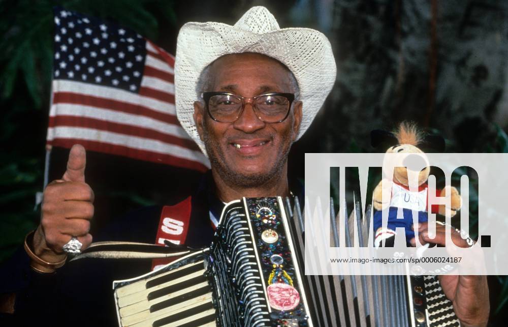 US amerikanischer Akkordeon Spieler mit Striker, Maskottchen der WM 1994 Fußball WM Herren WM 1994 Einzelbild Aufnahmedatum geschätzt Freude,
