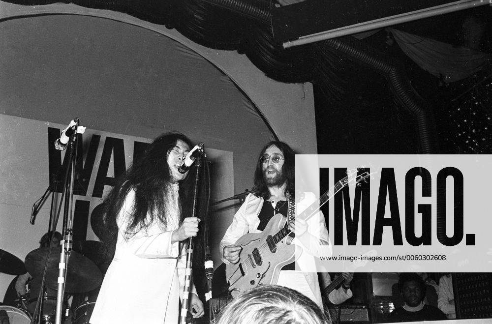 Beatle John Lennon and his wife Japanese Yoko Ono stage a pop concert in aid of the United Nations Children s Fund (UNICEF) 16 December 1969 UnitedArchives01572404