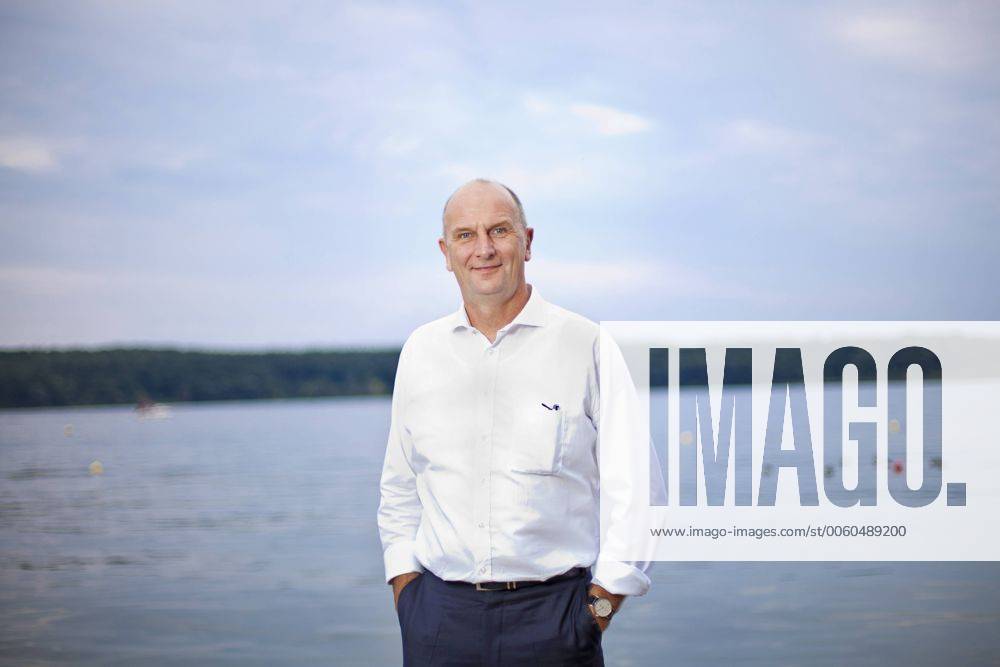 Dietmar Woidke (SPD), Ministerpräsident von Brandenburg, posiert für ein Foto am Ufer des Templiner Sees in Potsdam Woidke SPD Ministerpräsident