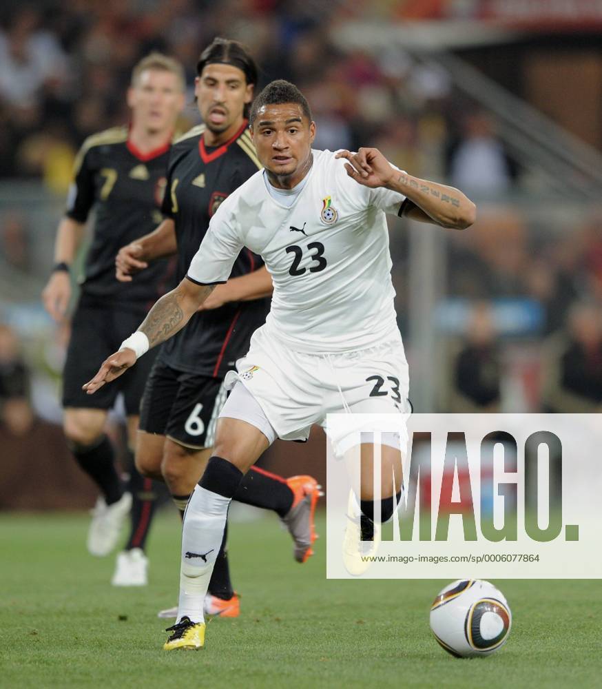 FUSSBALL WM 2010 VORRUNDE Gruppe D 23.06.2010 Ghana - Deutschland Kevin Prince BOATENG (vorn, Ghana) gegen Sami KHEDIRA (hinten, Deutschland)