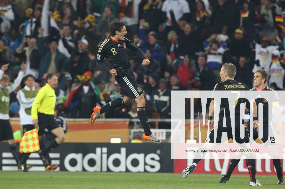 Mesut Özil (L) jubelt mit Bastian Schweinsteiger (Mitte) und Philipp Lahm (alle GER) - FIFA WM 2010 - Deutschland - Ghana 1:0 in Johannesburg - (061658)